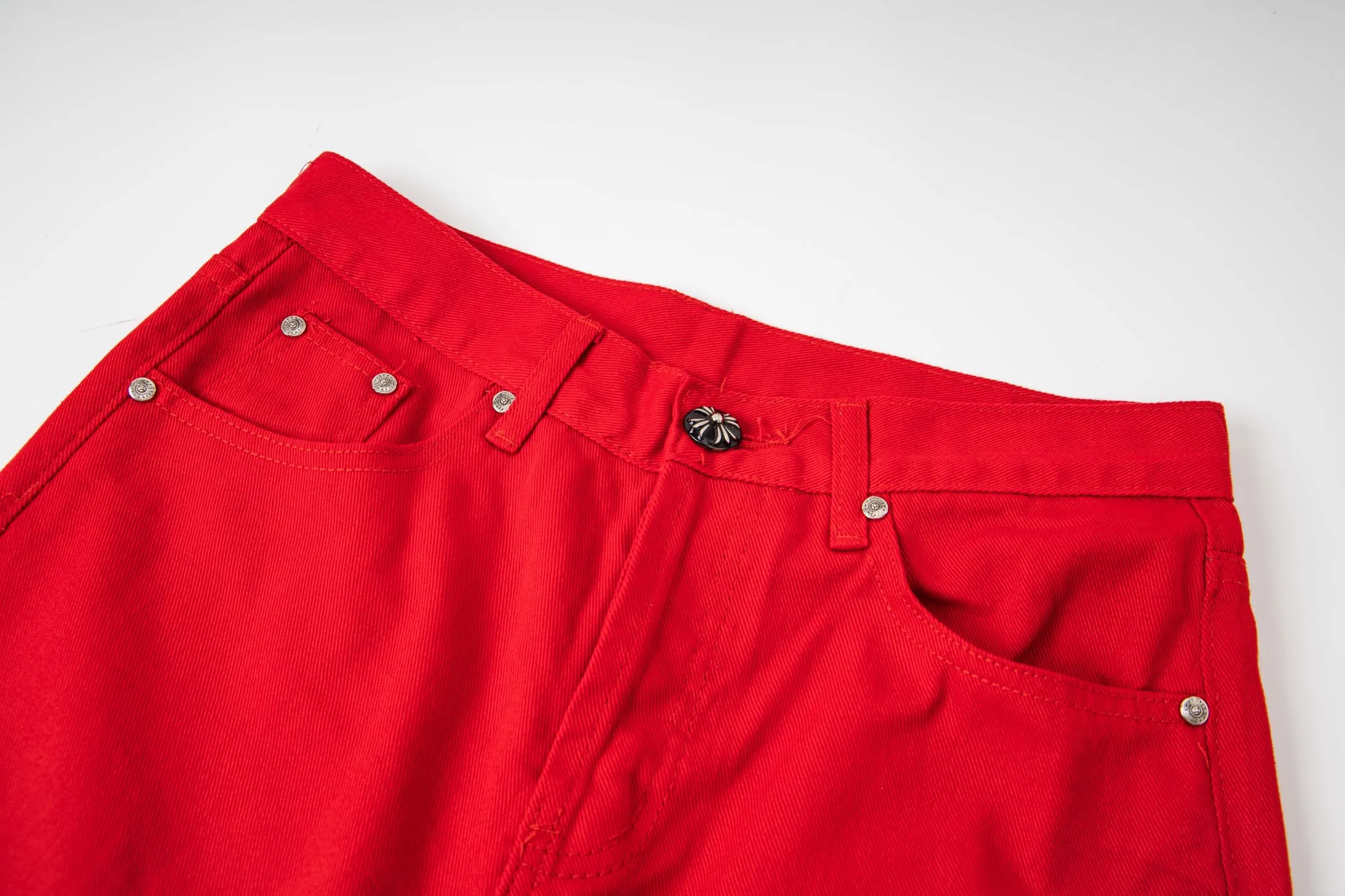 P270 💰 (Top version) CHROME HEARTS 25ss dopamine Chinese red cross leather washed jeans - Full of exploring the ultimate in fashion, Chrome Hearts' new Chrome Hearts pants not only present a unique style, the fresh ice blue color looks particularly youthful and energetic. The mid-high waist design is paired with a lazy and casual style, which not only shows long legs but also maintains a casual feel. It is a must-have fashion choice for trendy men and trendy women. Color: Dopamine Red Size: 28-30-32-34 (corresponds to S-M-L-XL)
